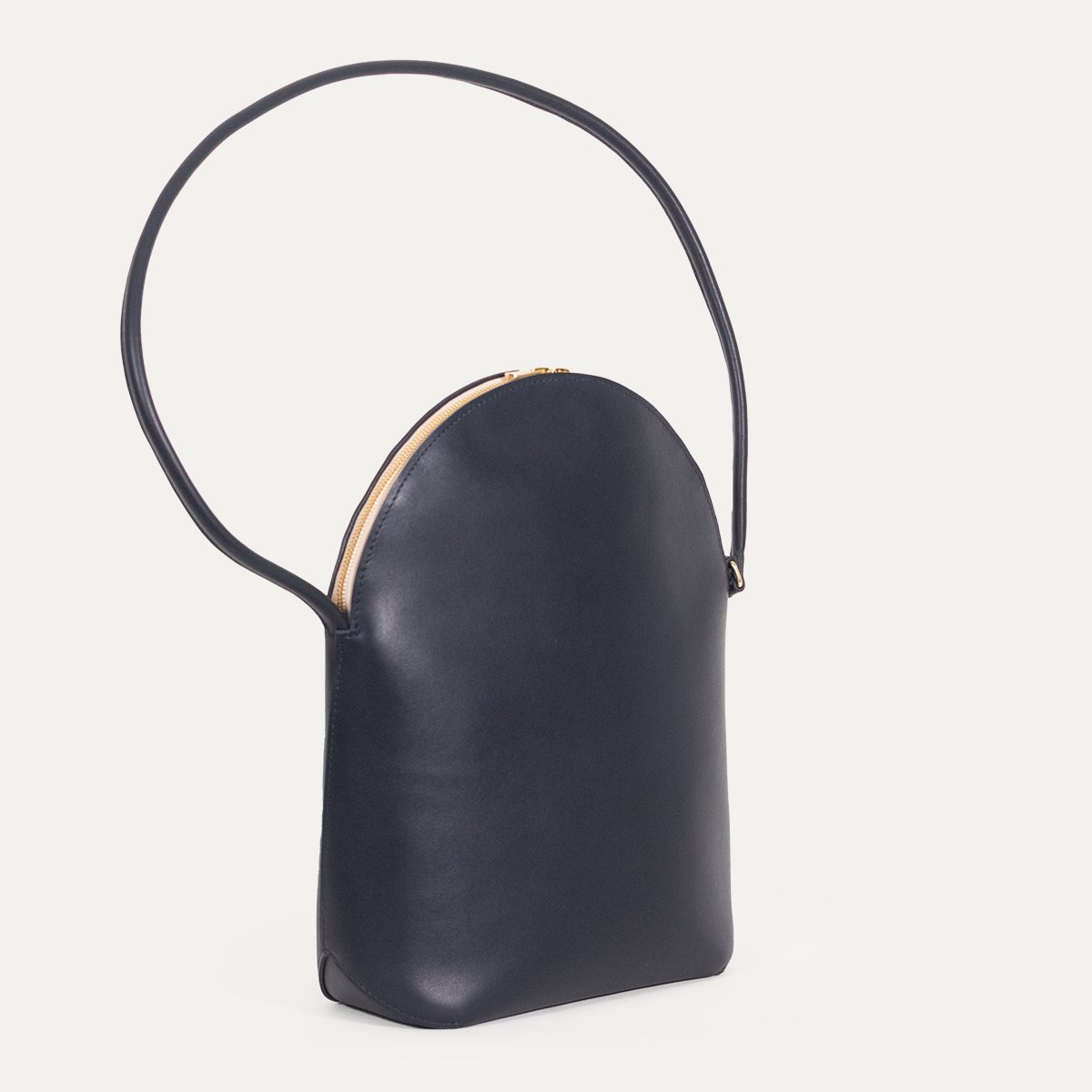 Sac Liminal Épaule INER marine avec anse intégrée, vue trois-quarts
